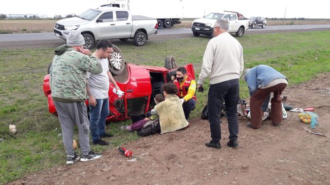 El viento hizo que un auto vuelque en la autopista